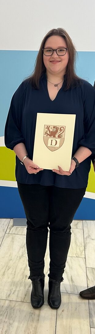 Katharina Sofie Stärk mit der Urkunde zum Meisterstipendium.