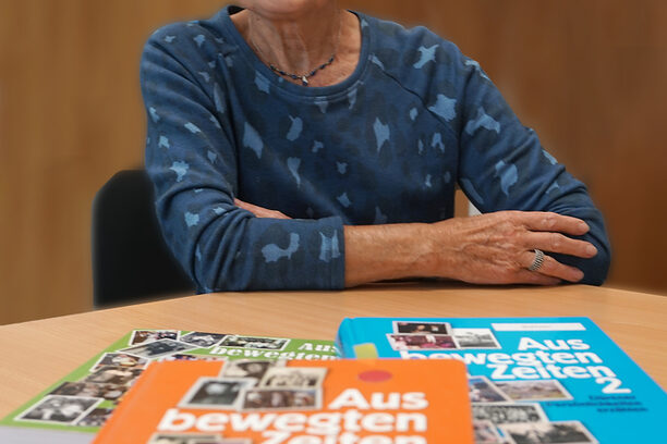 Nothhelfer vor ihren Büchern