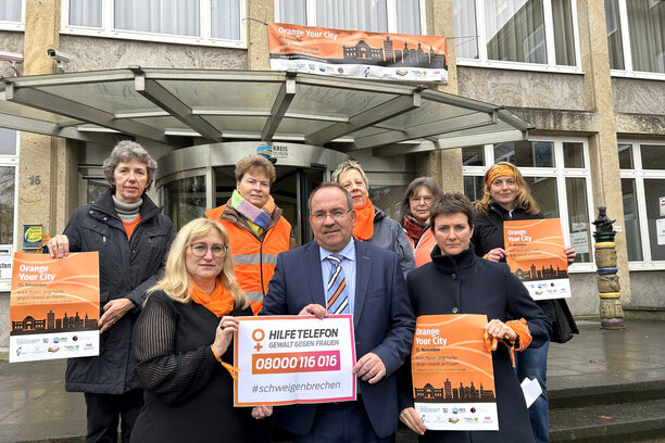 Setzen ein Zeichen gegen Gewalt an Frauen: Andrea Kenter, Gleichstellungsbeauftragte des Kreises Düren (vorne links), Landrat Dr. Ralf Nolten, Eva-Maria Lieven, Vorstand LandFrauen Kreisverband Düren-Jülich (vorne r.) und LandFrauen aus dem gesamten Kreisgebiet.