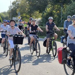 Das Bild zeigt mehrere Radfahrerinnen und Radfahrer auf der Straße