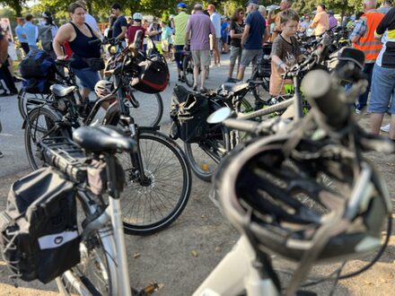 Das Bild zeigt Fahrräder und Menschen vor dem Start