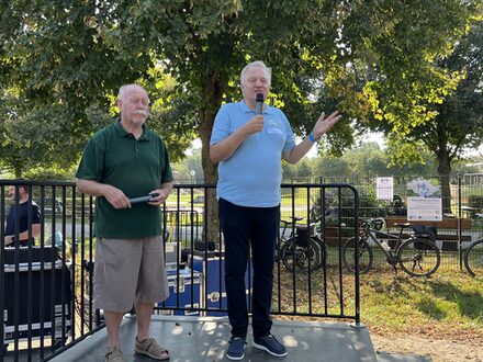 Das Bild zeigt Landrat Wolfgang Spelthahn bei der Begrüßung, neben ihm steht Hajo Bülles vom Brückenkopfpark