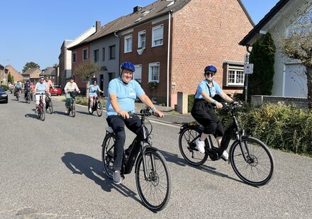 Das Bild zeigt Landrat Wolfgang Spelthahn und andere Teilnehmer auf der Straße in Selgersdorf.