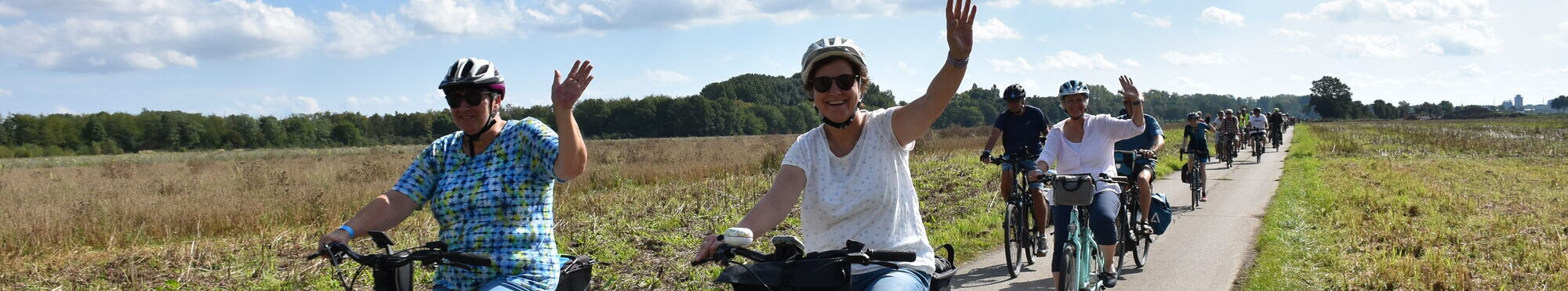 Fahrradfahrer auf dem Feld