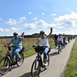 Fahrradfahrer auf dem Feld