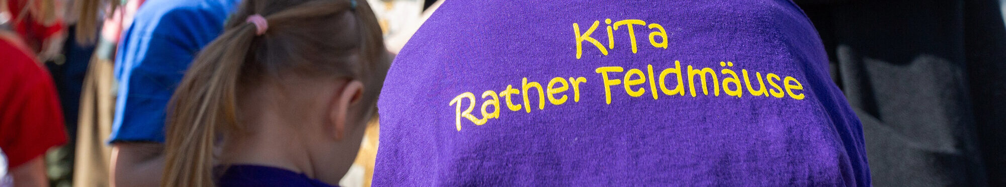 Kind mit T-Shirt "Rather Feldmäuse"