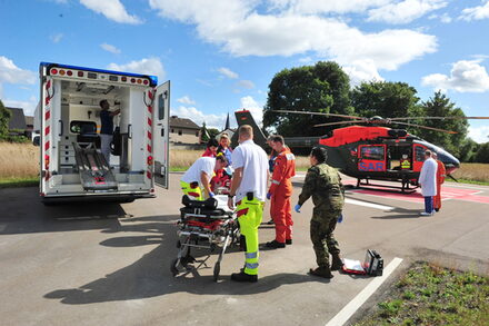 : Zum Glück nur eine Übung der Bundeswehr und des Rettungsdienstes: Die „Schwerverletzten“ werden zum Krankenhaus nach Düren-Lendersdorf geflogen.