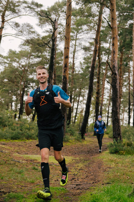 Mann beim Laufen im Wald