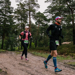 Menschen beim Rennen im Wald