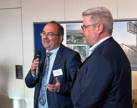 Landrat Dr. Ralf Nolten (l.) bei der Begrüßung mit Indens Bürgermeister Stefan Pfennings.