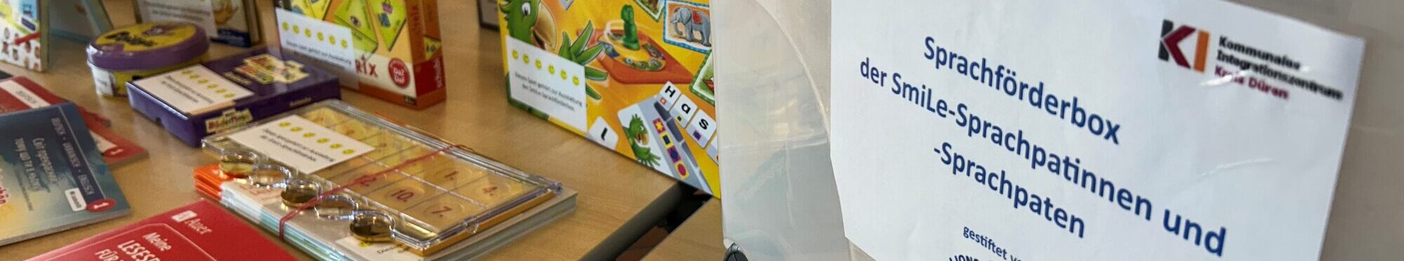 Sprachboxen nah, im Hintergrund aufgestellt Materialien