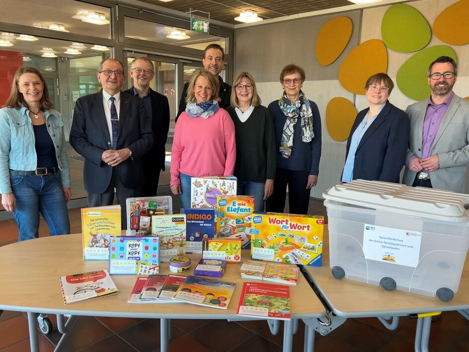 Gruppenbild hinter den Sprachboxen