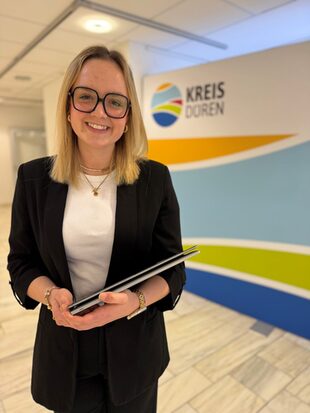 Lara Hombach mit Laptop.