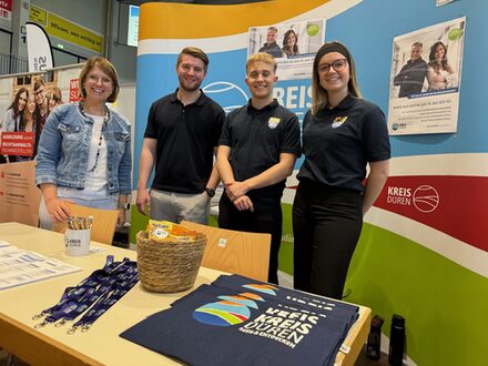 Vertreter bei der Ausbildungsbörse am Stand.