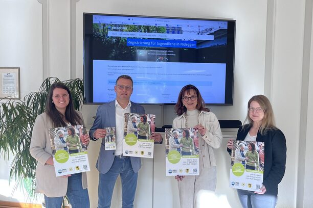 Gruppenbild mit Plakat