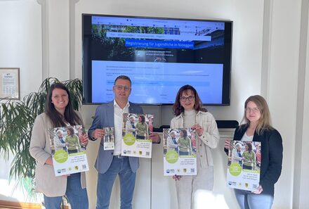 Gruppenbild mit Plakat