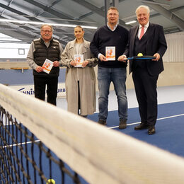 Unser Foto zeigt neben dem Landrat und Schirmherren Wolfgang Spelthahn Turnierorganisator Kuno Stirnberg (Tennisverband Mittelrhein / links) und die Hallenbetreiber Markus und Maxine Schall in der Halle.