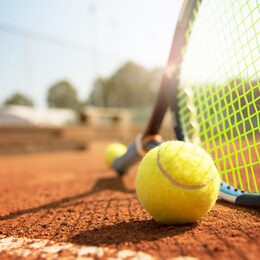 Tennis, Tennisschläger und Tennisball am Tennisplatz