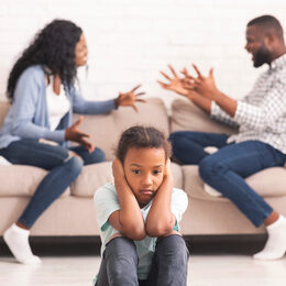 Eltern diskutieren und ihr Kind versucht, wegzuhören. Um solche Situationen zu vermeiden, bietet die Kita Purzelbaum einen Themenabend für Eltern an.