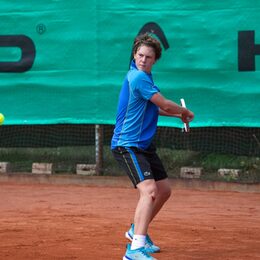 Junge beim Tennis-Spielen