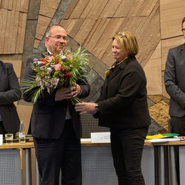 Der neue Landrat, Dr. Ralf Nolten, wurde von Helga Conzen, dienstältestes Kreistagsmitglied, vereidigt. Foto: Kreis Düren