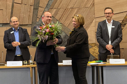 Der neue Landrat, Dr. Ralf Nolten, wurde von Helga Conzen, dienstältestes Kreistagsmitglied, vereidigt. Foto: Kreis Düren