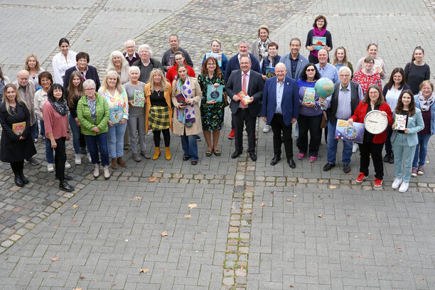 Vertreter von Kreis und Stadt Düren, Landrat Dr. Ralf Nolten sowie viele engagierte Vorlesepatinnen und Paten freuen sich auf den Vorlesetag am 21. November.