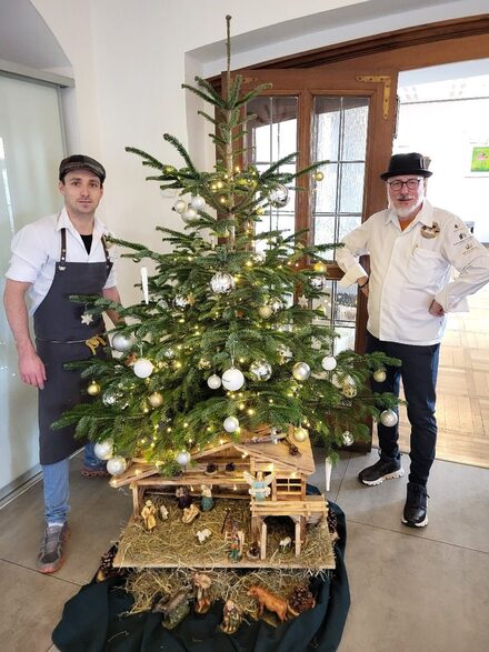 Die Sterneköche vor dem Tannenbaum