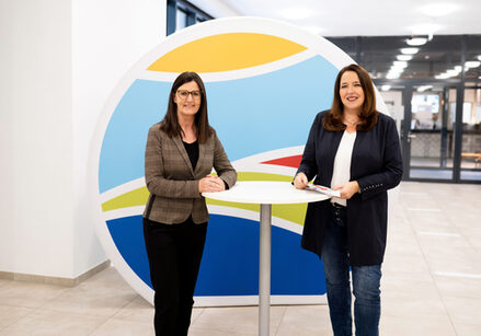 Elke Mehl (l.) und Birgit Müller-Langohr beraten Gründungsinteressierte und Unternehmen.