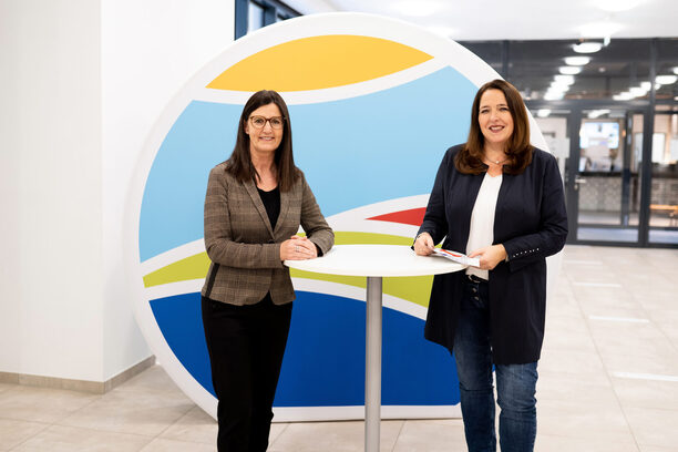 Elke Mehl (l.) und Birgit Müller-Langohr beraten Gründungsinteressierte und Unternehmen.