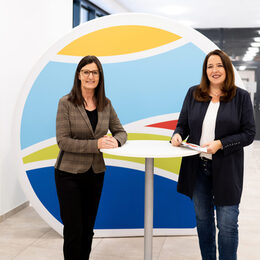 Elke Mehl (l.) und Birgit Müller-Langohr beraten Gründungsinteressierte und Unternehmen.